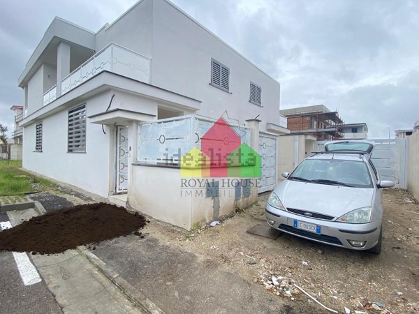 casa indipendente in vendita a Parete