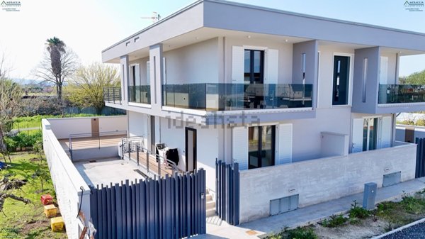 casa indipendente in vendita a Parete