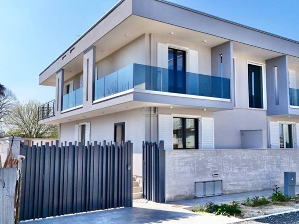 casa indipendente in vendita a Parete