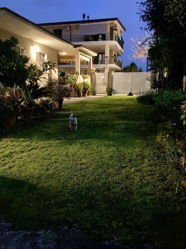 casa indipendente in vendita a Parete