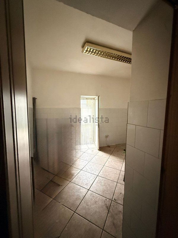 locale commerciale in vendita a Parete