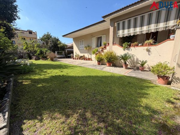 casa indipendente in vendita a Parete