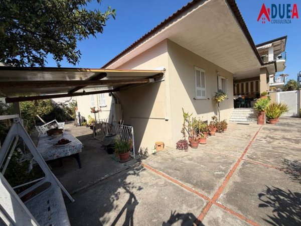 casa indipendente in vendita a Parete