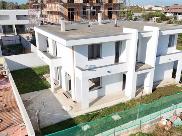 casa indipendente in vendita a Parete