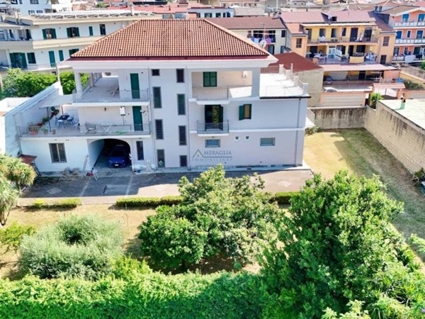intera palazzina in vendita a Parete