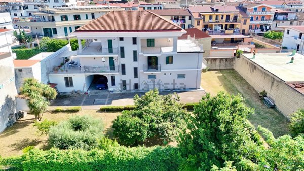 locale commerciale in vendita a Parete