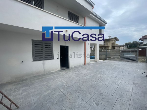 casa indipendente in vendita a Parete