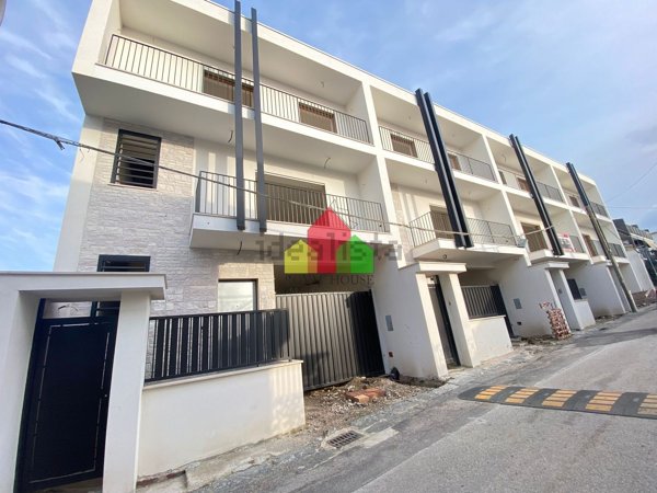 casa indipendente in vendita a Parete