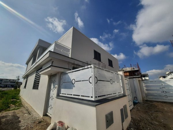 casa indipendente in vendita a Parete