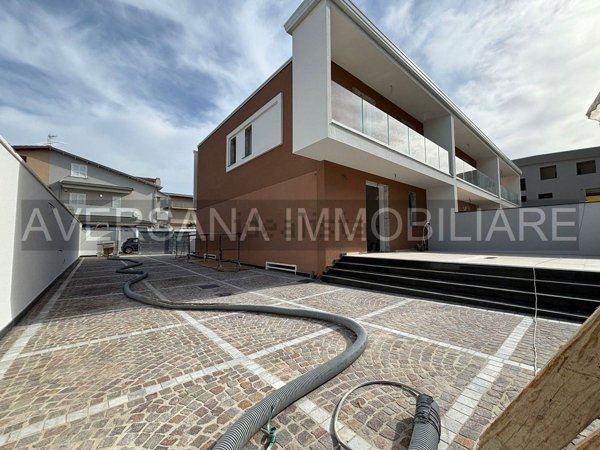 casa indipendente in vendita a Parete