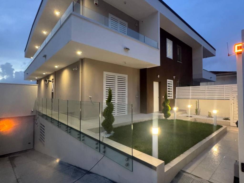 casa indipendente in vendita a Parete