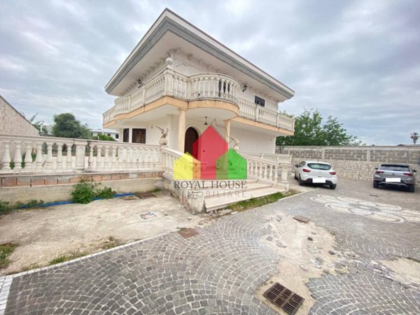 casa indipendente in vendita a Parete