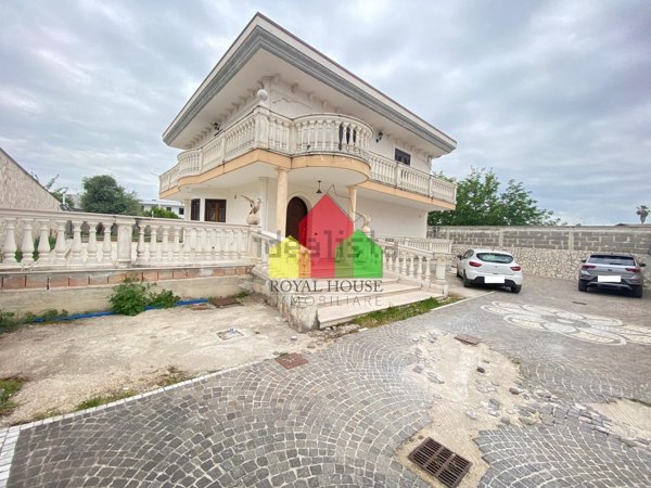 casa indipendente in vendita a Parete