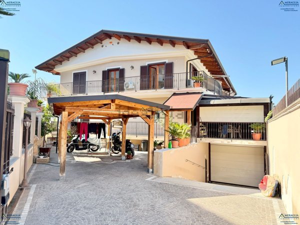casa indipendente in vendita a Parete