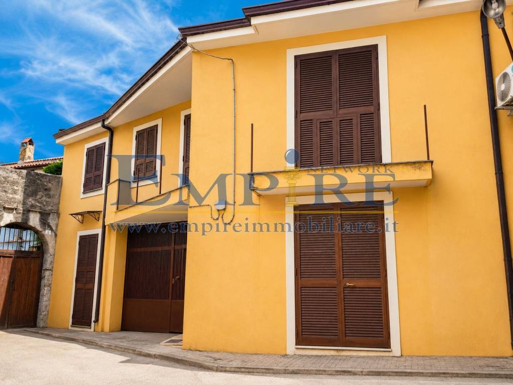 intera palazzina in vendita a Parete