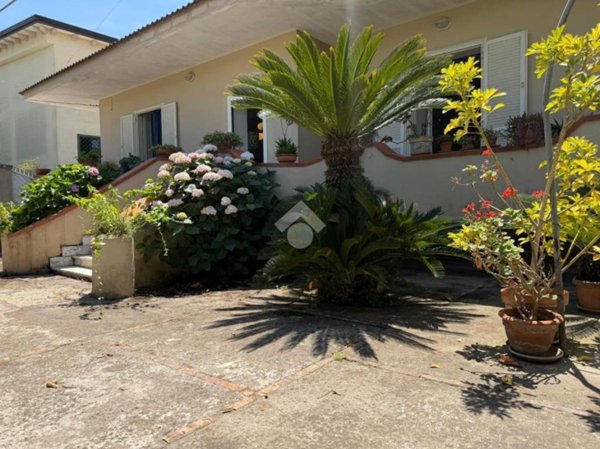 casa indipendente in vendita a Parete