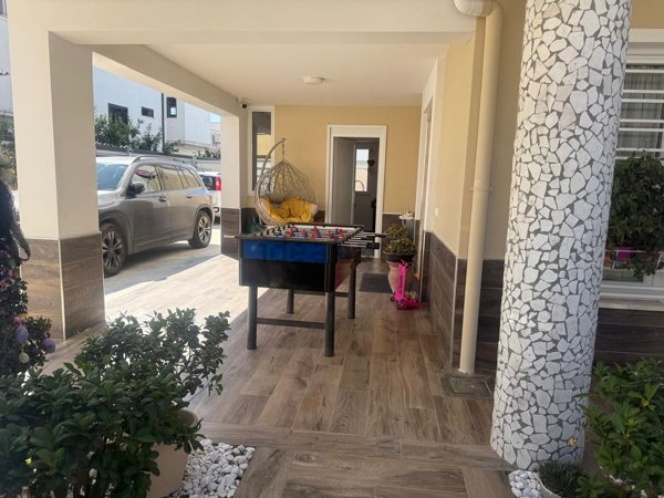 casa indipendente in vendita a Parete
