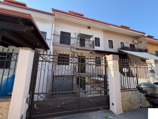 casa indipendente in vendita a Parete