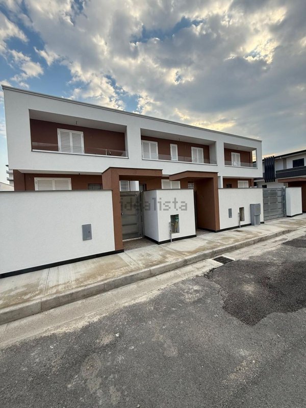 casa indipendente in vendita a Parete