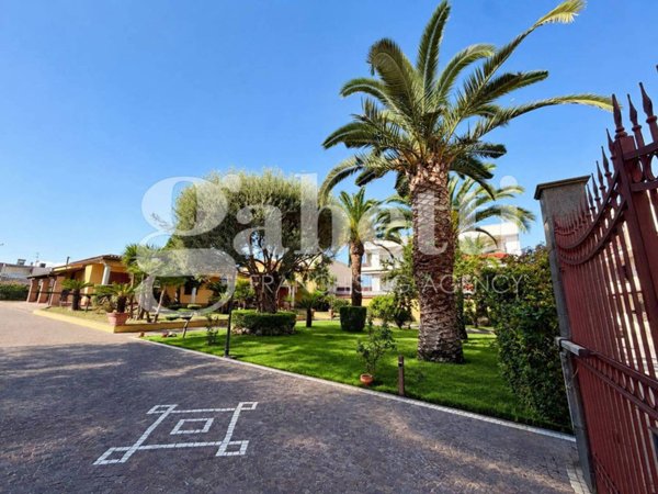 casa indipendente in vendita a Parete