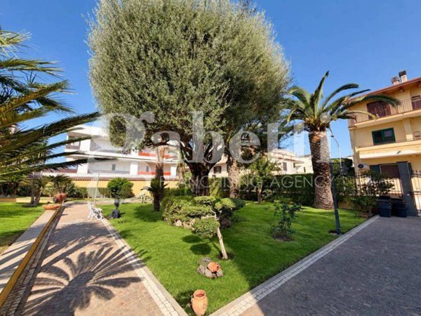 casa indipendente in vendita a Parete