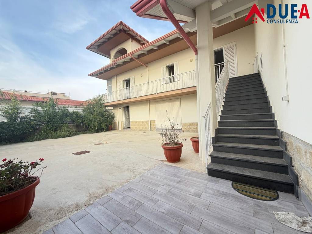 casa indipendente in vendita a Parete