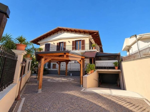 casa indipendente in vendita a Parete