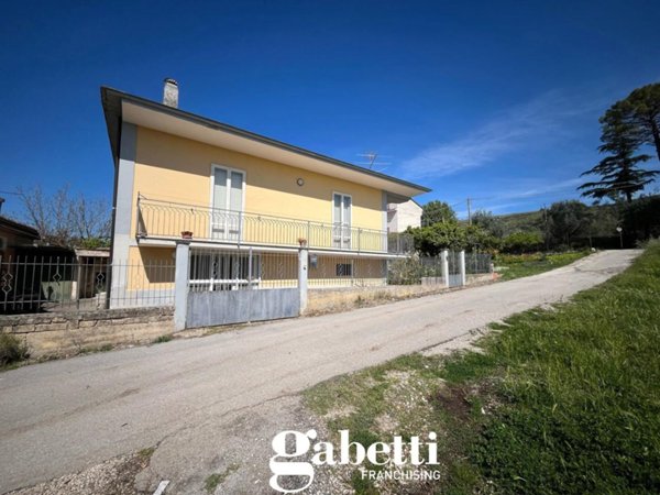 casa indipendente in vendita a Pastorano
