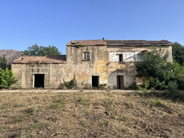 locale di sgombero in vendita a Piana di Monte Verna