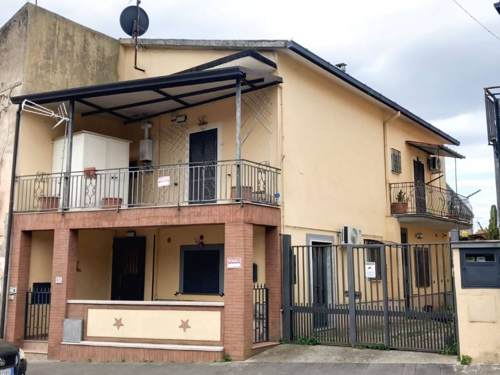 casa indipendente in vendita a Piana di Monte Verna