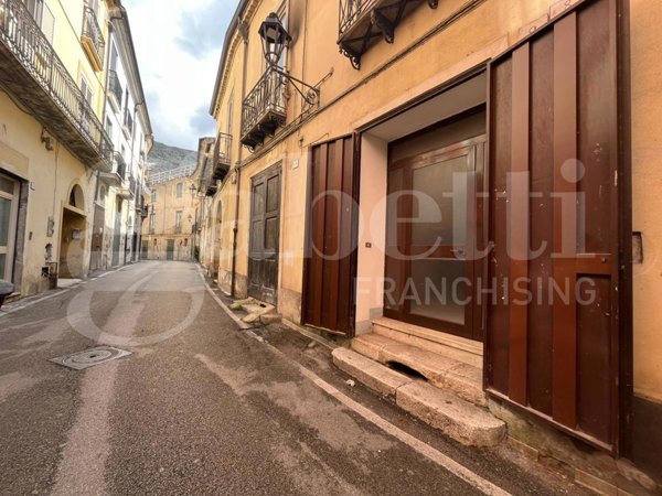 locale commerciale in vendita a Piedimonte Matese