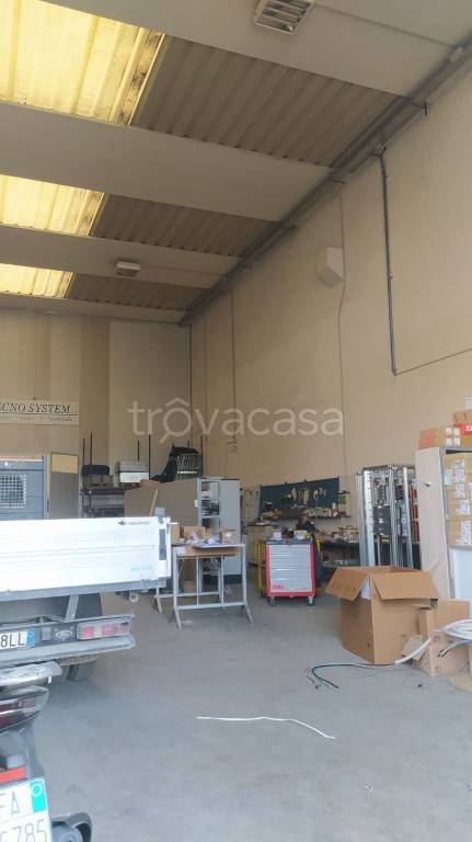 locale commerciale in vendita a Portico di Caserta