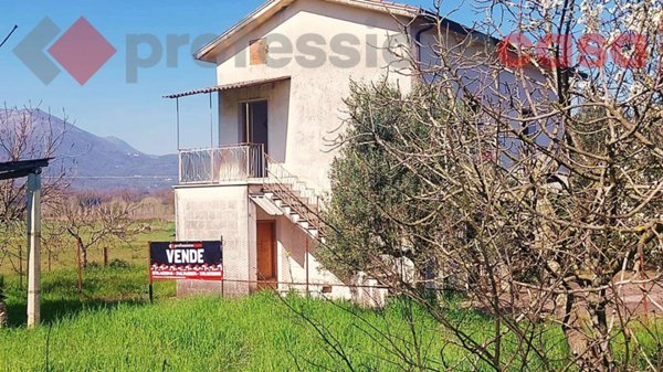 casa indipendente in vendita a Rocca d'Evandro in zona Camino