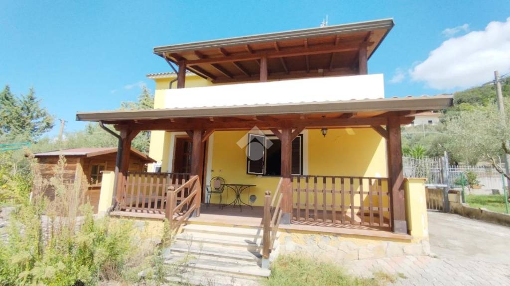 casa indipendente in vendita a Rocca d'Evandro in zona Camino