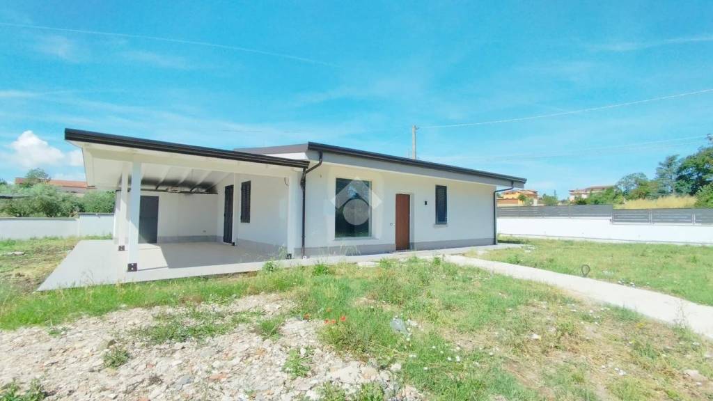 casa indipendente in vendita a Rocca d'Evandro in zona Vallevona