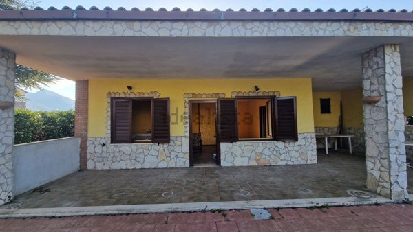 casa indipendente in vendita a Rocca d'Evandro in zona Casamarina