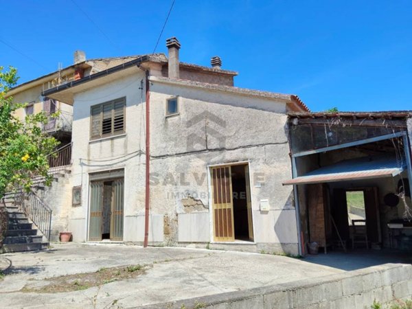 intera palazzina in vendita a Ruviano in zona Alvignanello