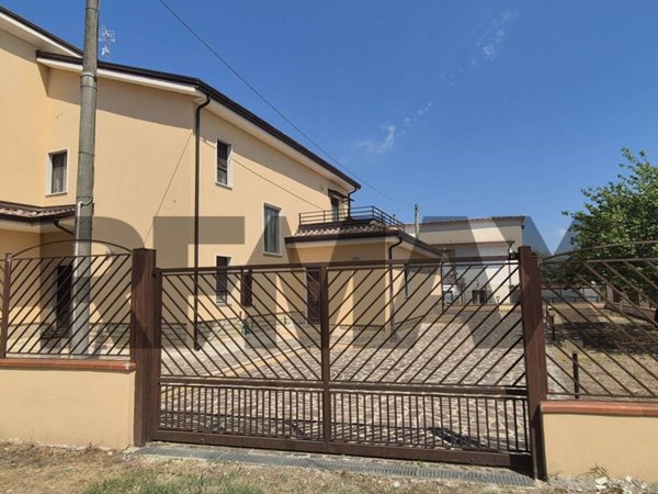 casa indipendente in vendita a Ruviano in zona Alvignanello