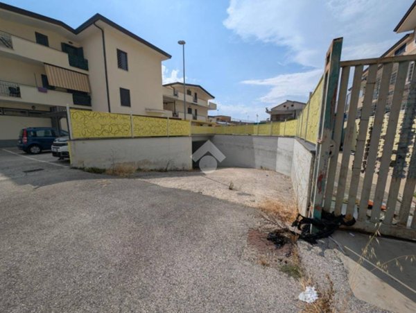 locale commerciale in vendita a San Felice a Cancello