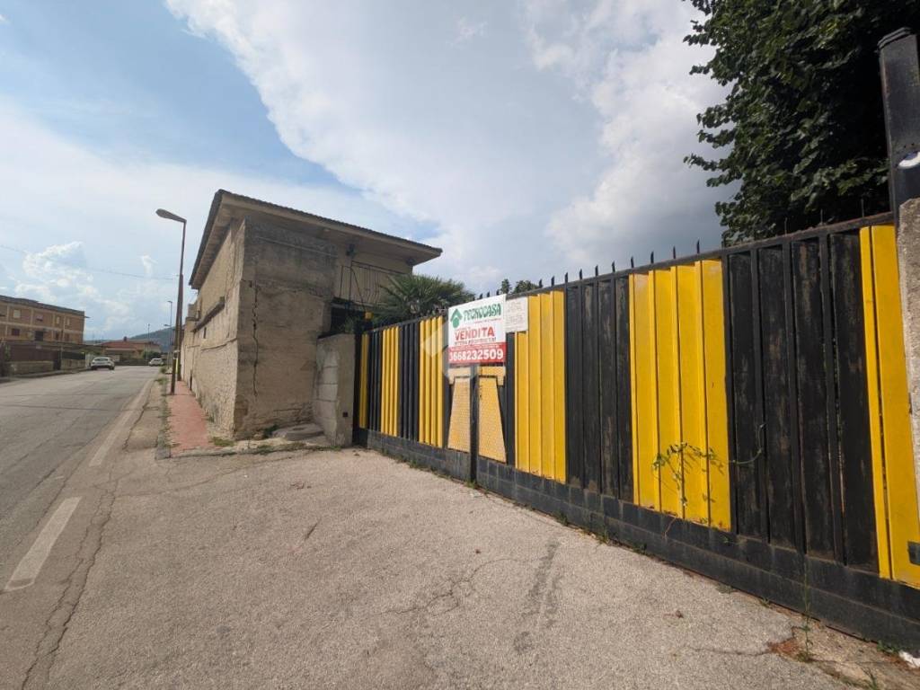 locale commerciale in vendita a San Felice a Cancello
