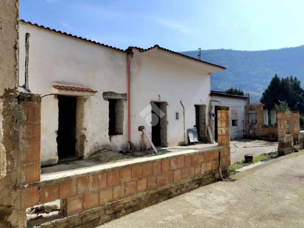 casa indipendente in vendita a San Felice a Cancello in zona Botteghino