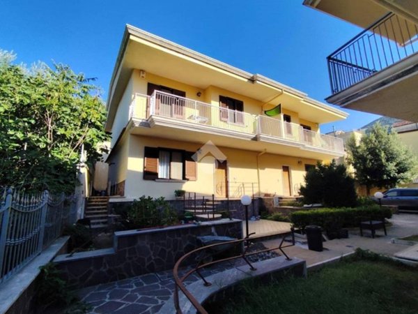 casa indipendente in vendita a San Felice a Cancello in zona Casazenca