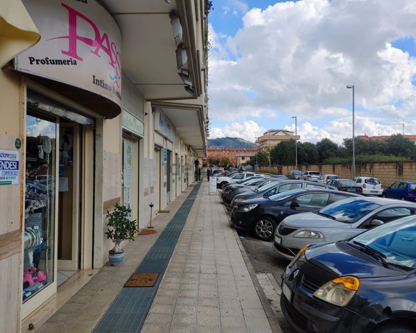 locale commerciale in vendita a San Nicola la Strada