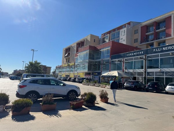 locale commerciale in vendita a San Nicola la Strada