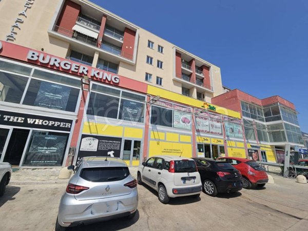 locale commerciale in vendita a San Nicola la Strada
