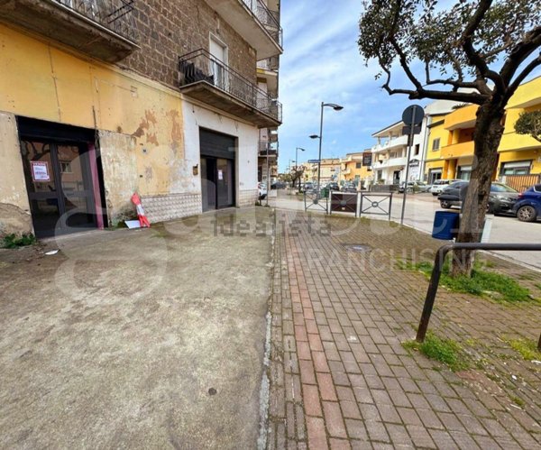 locale commerciale in vendita a San Prisco