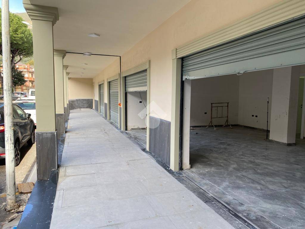 negozio in vendita a Santa Maria a Vico