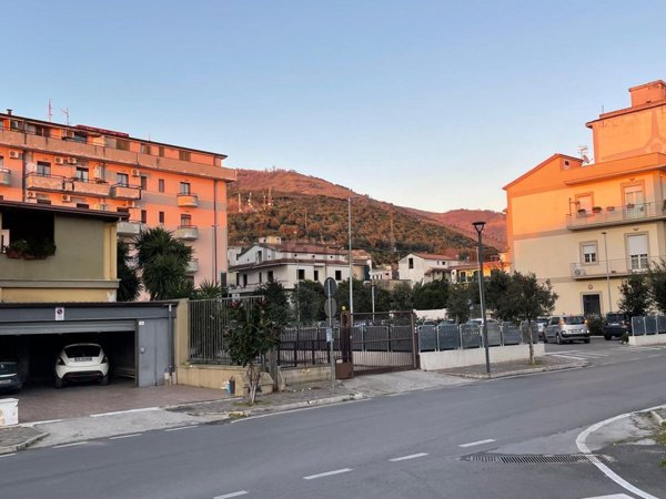 locale commerciale in vendita a Santa Maria a Vico