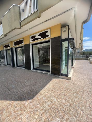 locale commerciale in vendita a Santa Maria a Vico