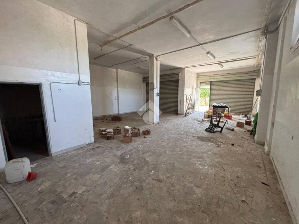 negozio in vendita a Santa Maria a Vico